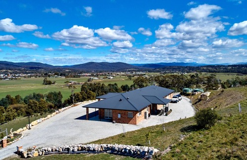 St Helens Cottage | George River Park (Private Suite, 100 Acres, Animals, Bay & Mountain Views)