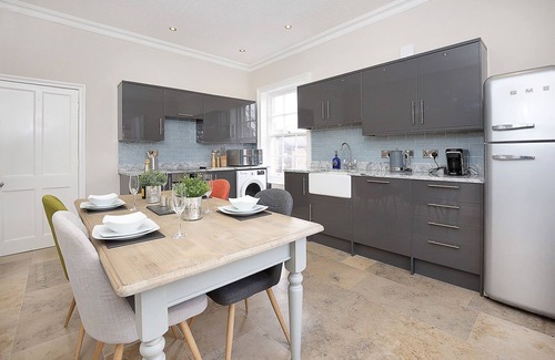 York Cottage | George street boutique apartment 2 - sleeps 6 guests in 2 bedrooms