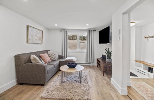 Terra Nova House | Georgestown Hutch Private Patio Parking