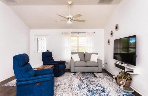 Liberty Park House | Georgetown - Centrally Located 3-2 Designer Home Villagepeople