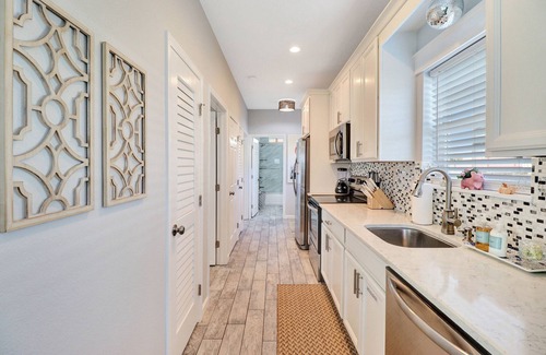 Mexico Beach Cottage | "Georgia Sand" is 600 steps to the beach! This 2BD/2BA adorable cottage sleeps 8!