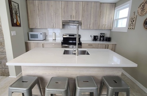 Waubaushene House | Georgian Bay Cottage-nHot Tub/Sauna/Trail/Run/Bike/Swim/Marina!