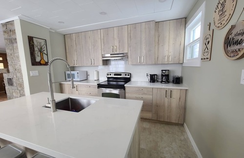 Waubaushene House | Georgian Bay Cottage-nHot Tub/Sauna/Trail/Run/Bike/Swim/Marina!