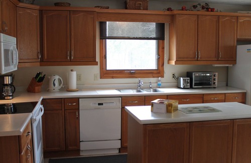 Wiarton Cottage | GEORGIAN BAY RETREAT-Stone Fireplace-Hot Tub- Dock- No Cleaning Fee!