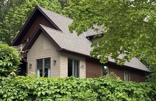 Wiarton Cottage | GEORGIAN BAY RETREAT-Stone Fireplace-Hot Tub- Dock- No Cleaning Fee!