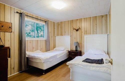 Carling House | Georgian Bay Rockwood 3-bdrm Waterfront Cottage #2