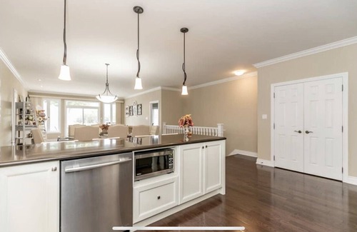 Victoria Harbour Cottage | Georgian Bay waterfront cottage in a quiet cove w/HOT TUB