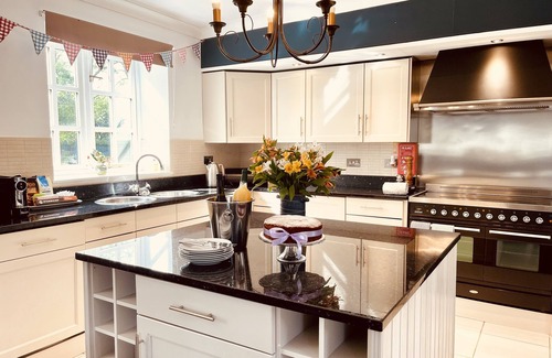 Downham Market House | Georgian CoachHouse Country Retreat & Hot Tub.Ideal for celebrations & families!