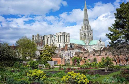 Chichester House | Georgian House - Great for Groups & Celebrations! Located in Central Chichester with Parking - Chichester Holiday Properties