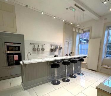 Chichester House | Georgian House - Great for Groups & Celebrations! Located in Central Chichester with Parking - Chichester Holiday Properties