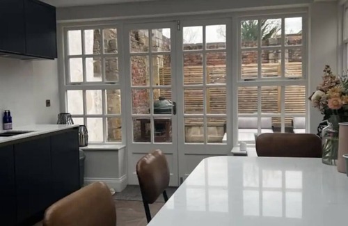 Tadcaster House | Georgian house with hot tub right on the River!