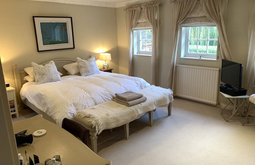 Tadley House | Georgian style country house in village