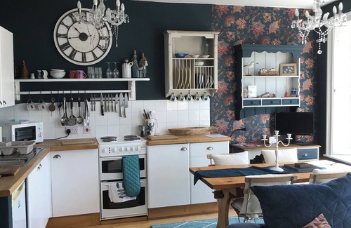 Whitby Apartment | GEORGIAN TOWNHOUSE APARTMENT: LARGE ONE BEDROOM WITH PARKING IN CENTRAL WHITBY