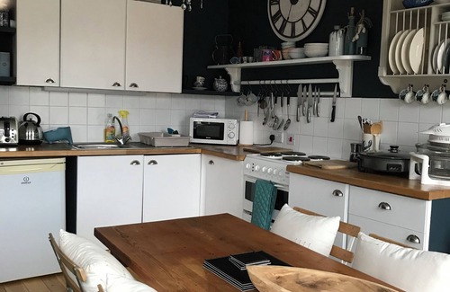 Whitby Apartment | GEORGIAN TOWNHOUSE APARTMENT: LARGE ONE BEDROOM WITH PARKING IN CENTRAL WHITBY