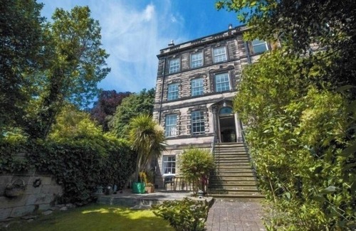 Whitby Apartment | GEORGIAN TOWNHOUSE APARTMENT: LARGE ONE BEDROOM WITH PARKING IN CENTRAL WHITBY