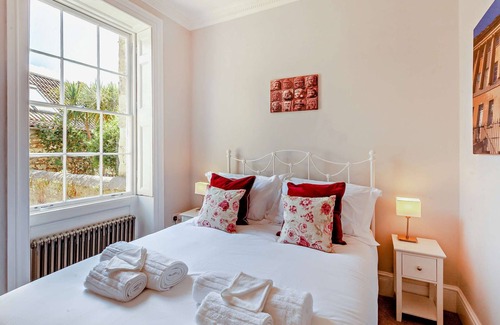 Upper Town Cottage | Georgian Vogue - stylish apartment for 5 in the city