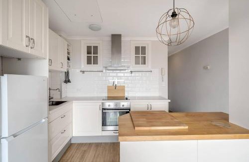 Newtown Apartment | 'Georgina' Mid-Century Modern Poolside Stay