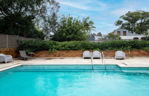 Newtown Apartment | 'Georgina' Mid-Century Modern Poolside Stay