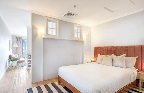 Newtown Apartment | 'Georgina' Mid-Century Modern Poolside Stay