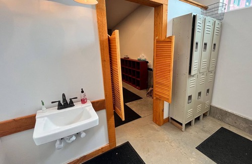 Whitepine Cabin | Geothermal Ranch Lodge with private Hot Springs Pool, Sleeps 25-50.