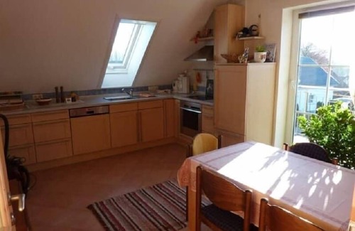 Schoensee Apartment | Geräumige 70qm Ferienwohnung mit Balkon, für 3 Personen