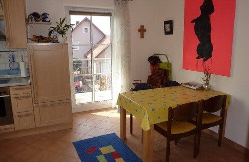 Schoensee Apartment | Geräumige 70qm Ferienwohnung mit Balkon, für 3 Personen