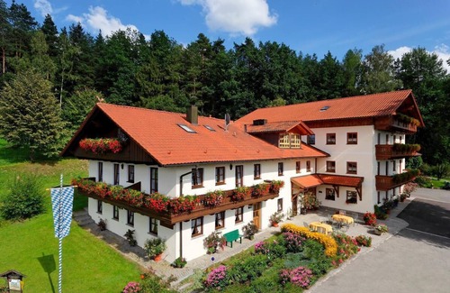 Viechtach Apartment | Geräumige FeWo (75m2) für 5 Personen mit möblierter Sonnenterrasse