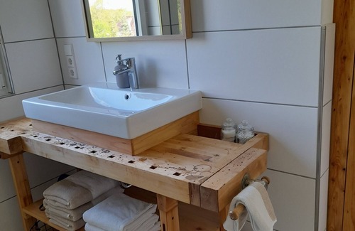 Ebertsbronn Apartment | Geräumige und Gemütliche Ferienwohnung in Ruhiger Lage, mit Großem Außenbereich