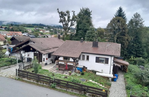 Neuschoenau Apartment | Geräumiges Ferienhaus für bis zu Fünf Personen mit Kaminzimmer