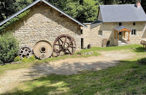Saint-Martin-Chateau House | Gerenoveerde Watermolen met Sauna, Ideale Plek Voor Serieuze Ontspanning