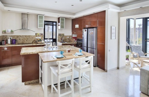 Emek Refaim Apartment | German Colony - Spacious & Bright with Balcony