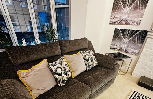 Gerrards Cross Apartment | GerrardsCross-Sleeps4-Parking-PetFriendly-Wembley