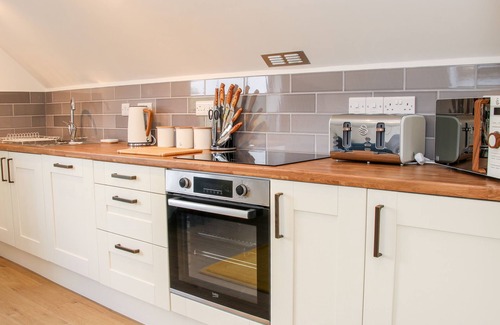 Little Stretton Cottage | GERRY'S PLACE, pet friendly, with a garden in Little Stretton