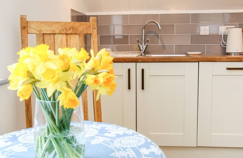 Little Stretton Cottage | GERRY'S PLACE, pet friendly, with a garden in Little Stretton