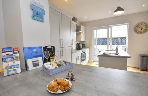 Amble House | Gertie's Getaway - stunning 3 bed cottage close to beach - pet friendly