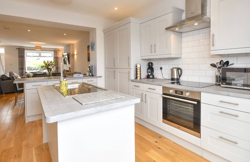 Amble House | Gertie's Getaway - stunning 3 bed cottage close to beach - pet friendly