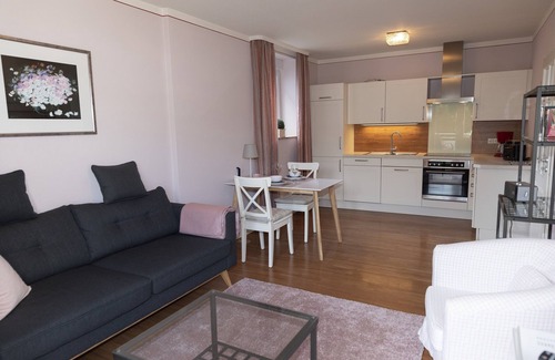 Bad Mergentheim Apartment | Geschmackvoll eingerichtete 50qm Ferienwohnung mit Südbalkon, kostenfreies Parken und WLAN