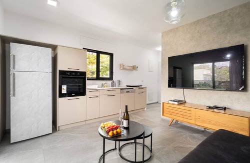 Gesher HaZiv Apartment | Gesher Haziv Peaceful Modern Stay
