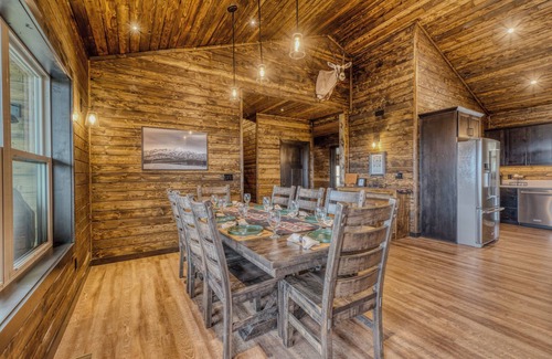 Ruidoso House | Get away and relax at Elk Ridge, a modern lodge in the mountains of Ruidoso.