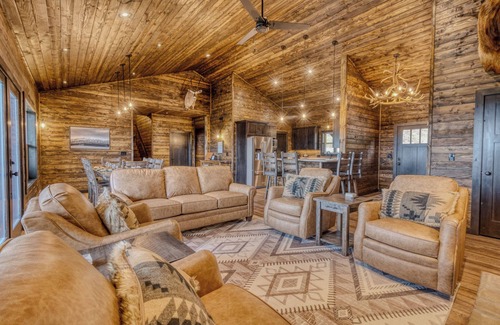 Ruidoso House | Get away and relax at Elk Ridge, a modern lodge in the mountains of Ruidoso.