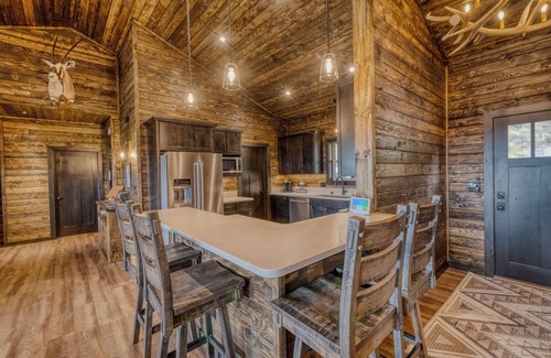 Ruidoso House | Get away and relax at Elk Ridge, a modern lodge in the mountains of Ruidoso.