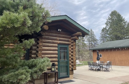 River Falls House | Get away from everything, be close to everything!