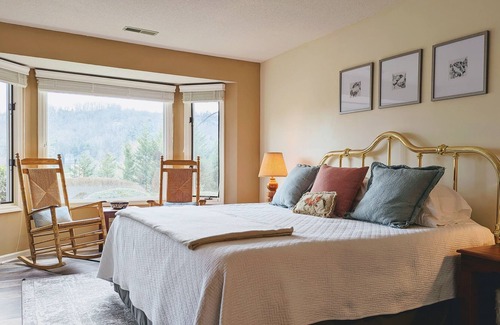 Kenmure Condo | Get Cozy in Kenmure Country Club - Golf & Tennis!