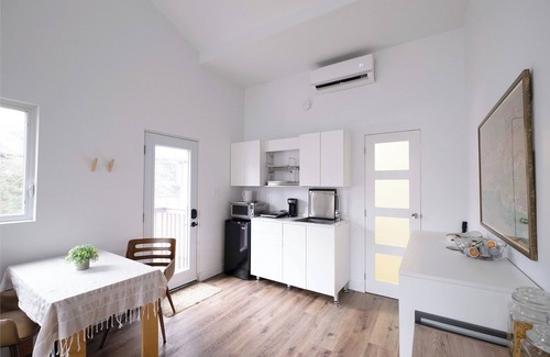 Swansea House | Get Loft in Nature, Queen private suite in High Park
