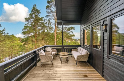 Valevag House | Get ready for a great vacation by the fjord.