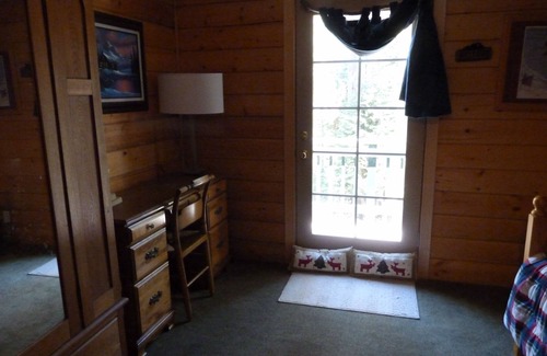 Pla-Vada Woodlands House | get ready for LOTS of snow! Cozy cabin- private sled hill, close ski resorts