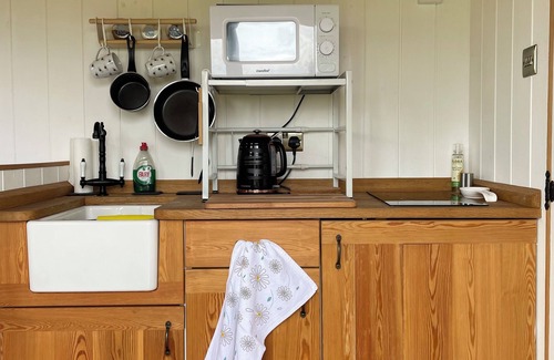 Hayling Island Cabin | 'Get Spooky' at The Hut on a working farm by the South Coast