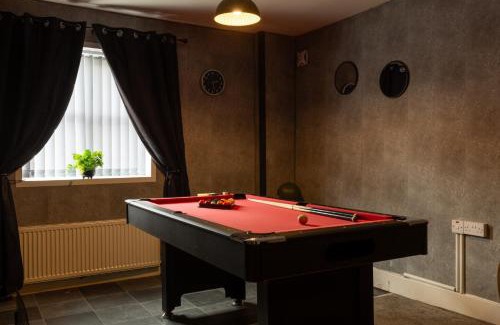 Rotherham Apartment | Getaway Accommodation with Pool Table and Jacuzzi!