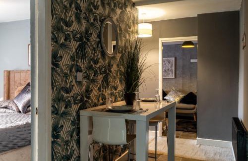 Rotherham Apartment | Getaway Accommodation with Pool Table and Jacuzzi!