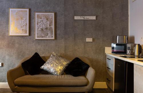 Rotherham Apartment | Getaway Accommodation with Pool Table and Jacuzzi!